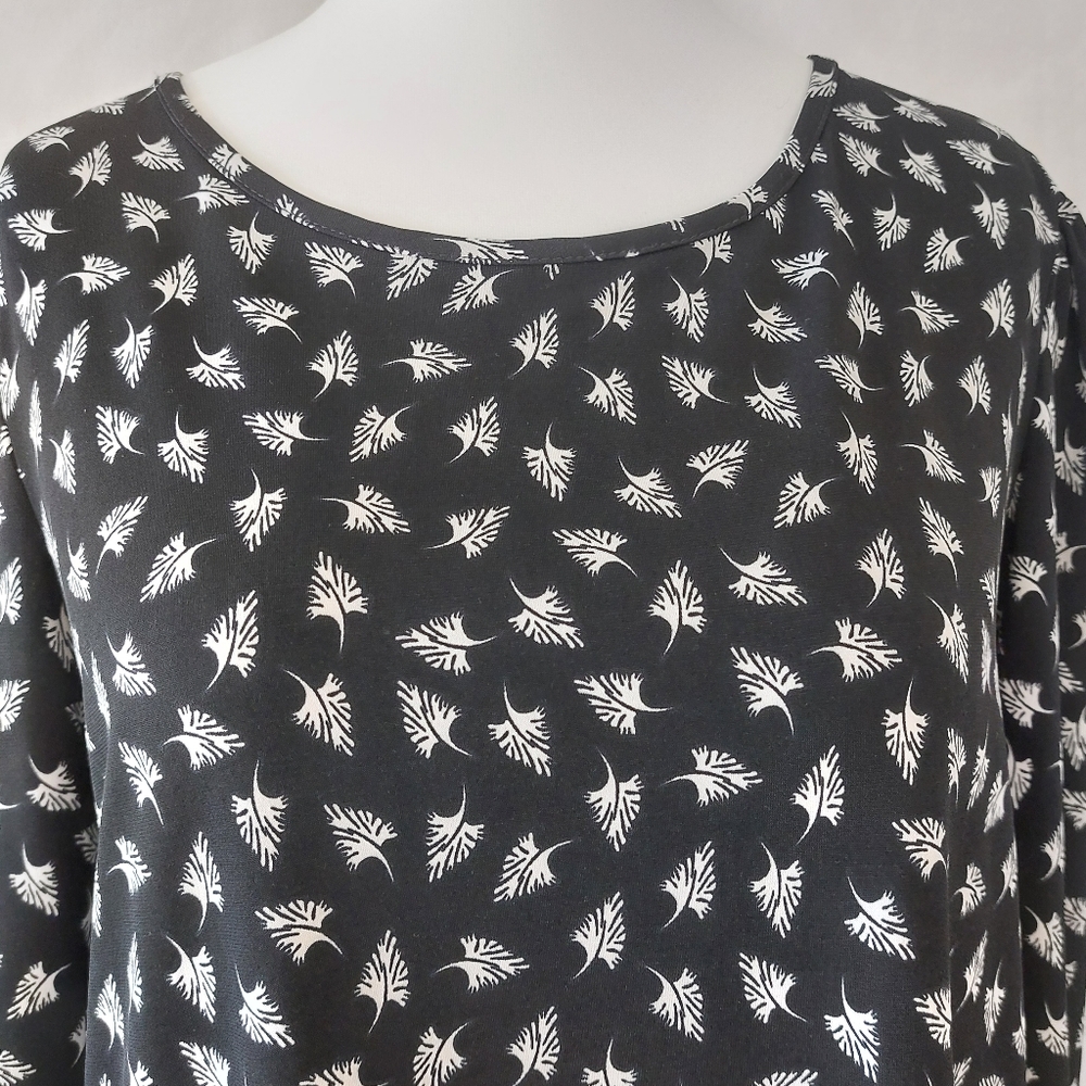 Kim&Co Leaf Print Black White 3/4 Sleeve Top Size XL Flowy Flattering - Picture 2 of 8